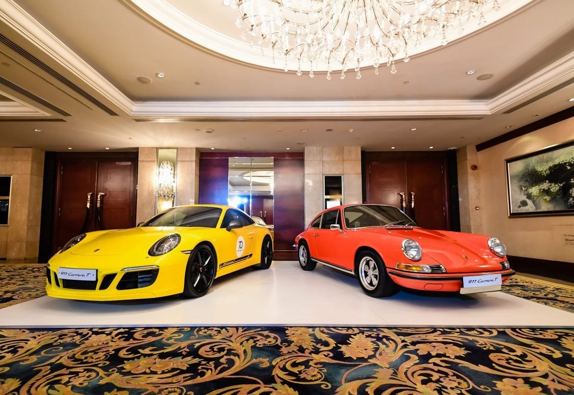 The new 911 Carrera T (left) and the classic 911 T from 1968 (right)